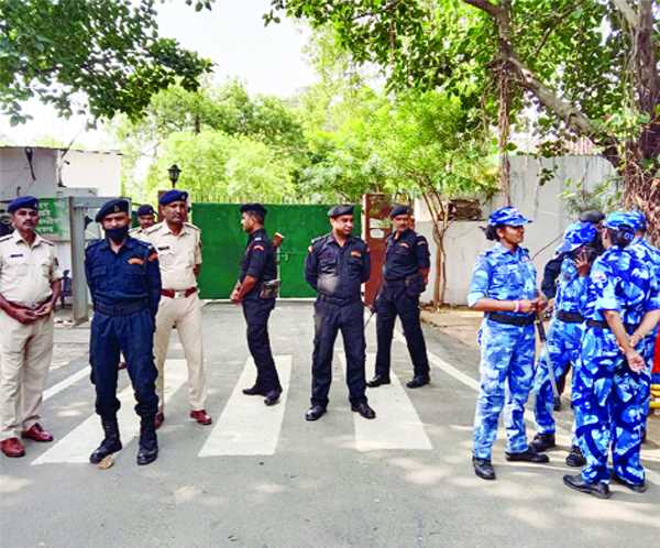 लालू-राबड़ी के 17 ठिकानों पर सीबीआई की छापेमारी